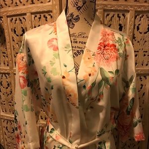 Satin Floral Robe New with tags. Size LG/XL